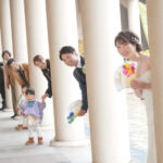 フラリエでフォトウェディング 回廊を使った家族写真