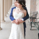 フラリエでフォトウェディング 後ろから新郎がハグ