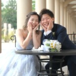 久屋大通庭園フラリエで洋装フォトウェディング 回廊でお揃いポーズ 仲良しショット 久屋大通庭園フラリエで洋装フォトウェディング 回廊でお揃いポーズ 仲良しショット