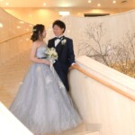 久屋大通庭園フラリエで洋装フォトウェディング 階段で仲良くおしゃべり プリンス&プリンセス 久屋大通庭園フラリエで洋装フォトウェディング 階段で仲良くおしゃべり プリンス&プリンセス