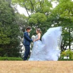 久屋大通庭園フラリエで洋装フォトウェディング カラードレスのトレーンが風になびく 前撮りおすすめショット 久屋大通庭園フラリエで洋装フォトウェディング カラードレスのトレーンが風になびく 前撮りおすすめショット