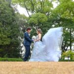 久屋大通庭園フラリエで洋装フォトウェディング カラードレスのトレーンが風になびく 前撮りおすすめショット 久屋大通庭園フラリエで洋装フォトウェディング カラードレスのトレーンが風になびく 前撮りおすすめショット