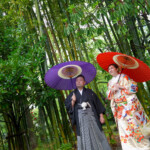 フラリエで和装前撮り 竹をバックにベージュの色打掛と赤・紫の和傘が映える