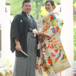 フラリエで和装前撮りロケーション 赤以外の人気色打掛を着てポーズ